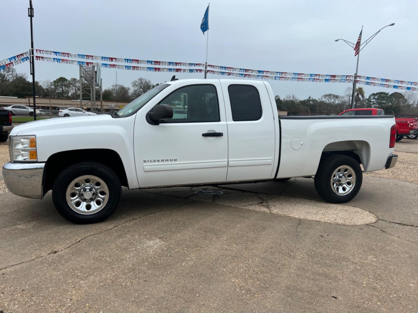 2012 White /Black Chevrolet Silverado 1500 LT (1GCRCSEAXCZ) with an 4.8 V8 engine, Automatic transmission, located at 4520 Airline Hwy, Baton Rouge, LA, 70805, (225) 357-1497, 30.509325, -91.145432 - 2012 Chevy Silverado Ext Cab LT 4.8 V8 Gas, 166K Miles, Power Windows, Locks & Mirrors, Spray In Bedliner, Tow Pkg. NO IN HOUSE FINANCING. FOR INFO PLEASE CONTACT JEFF AT 225 357-1497 CHECK OUT OUR A+ RATING WITH THE BETTER BUSINESS BUREAU WE HAVE BEEN A FAMILY OWNED AND OPERATED BUSINESS AT THE SAM - Photo#1